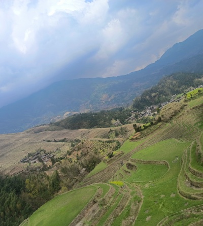 陽臺(tái)出現(xiàn)可見裂縫或者輕微下沉?xí)r中度加固需要針對(duì)性補(bǔ)強(qiáng)